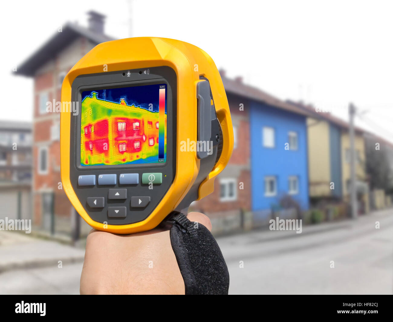 La registrazione di perdite di calore a casa con o senza facciata con infrarossi Fotocamera termica Foto Stock