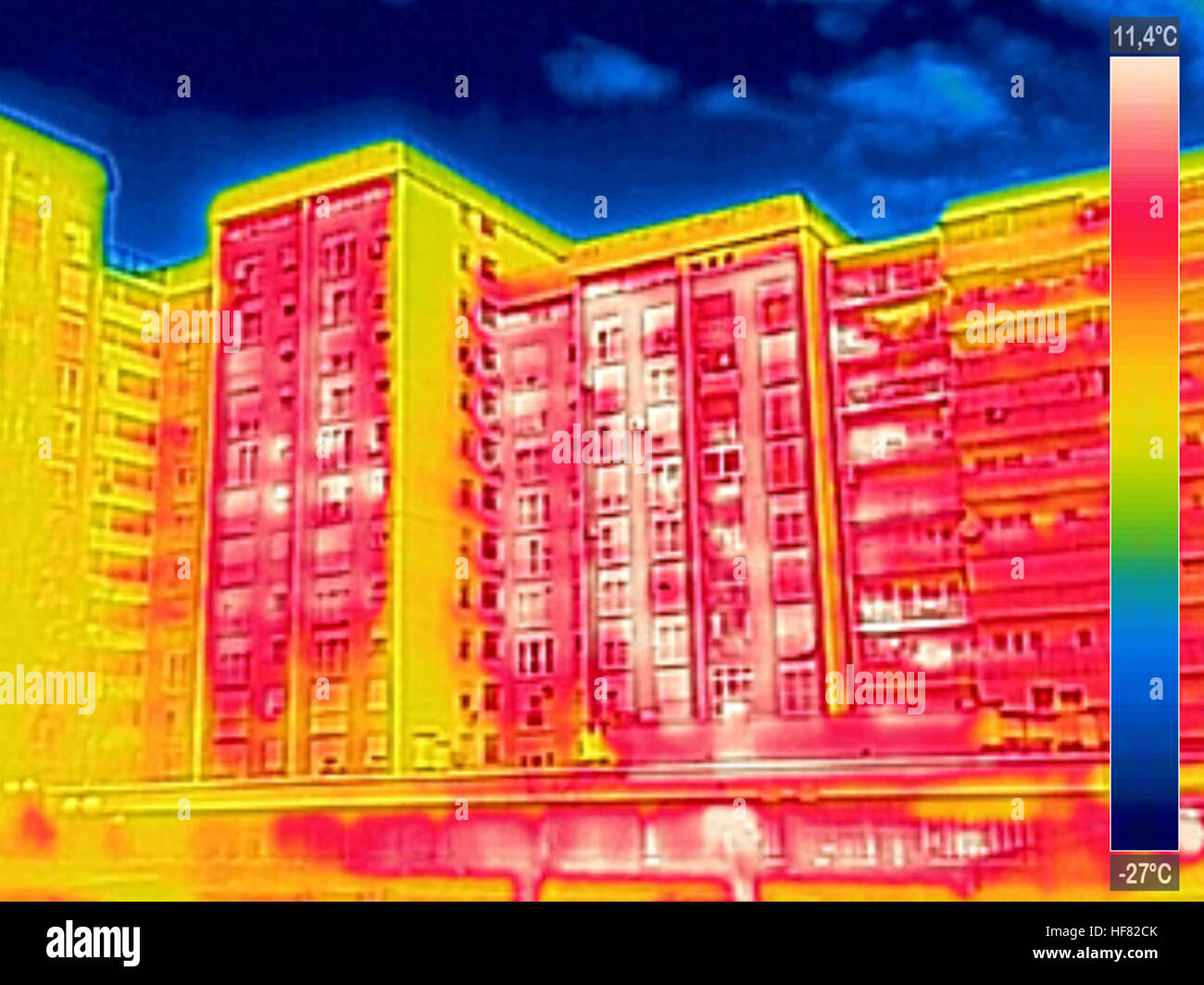 Thermovision a raggi infrarossi dell'immagine che mostra la mancanza di isolamento termico su edificio residenziale Foto Stock