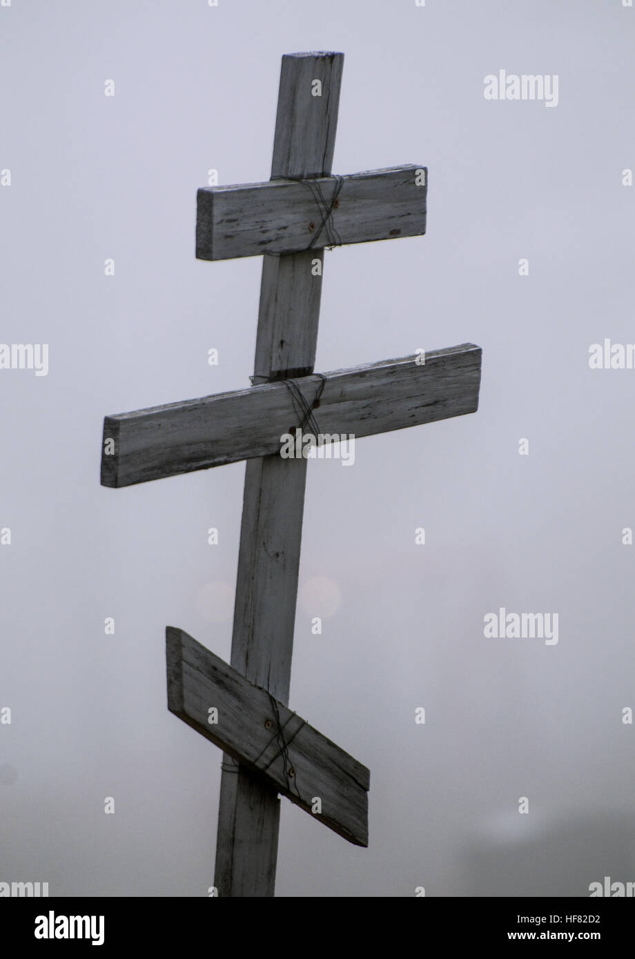 Semplice di legno orientali cattolici ortodossi o croce in un cimitero in Pennsylvania. Foto Stock