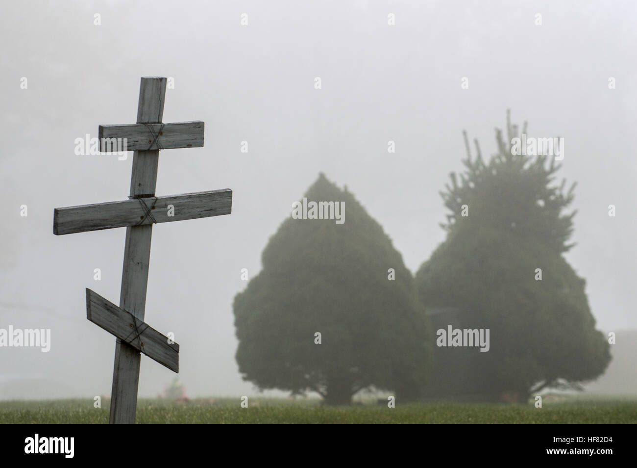 Semplice di legno orientali cattolici ortodossi o croce in un cimitero in Pennsylvania. Foto Stock