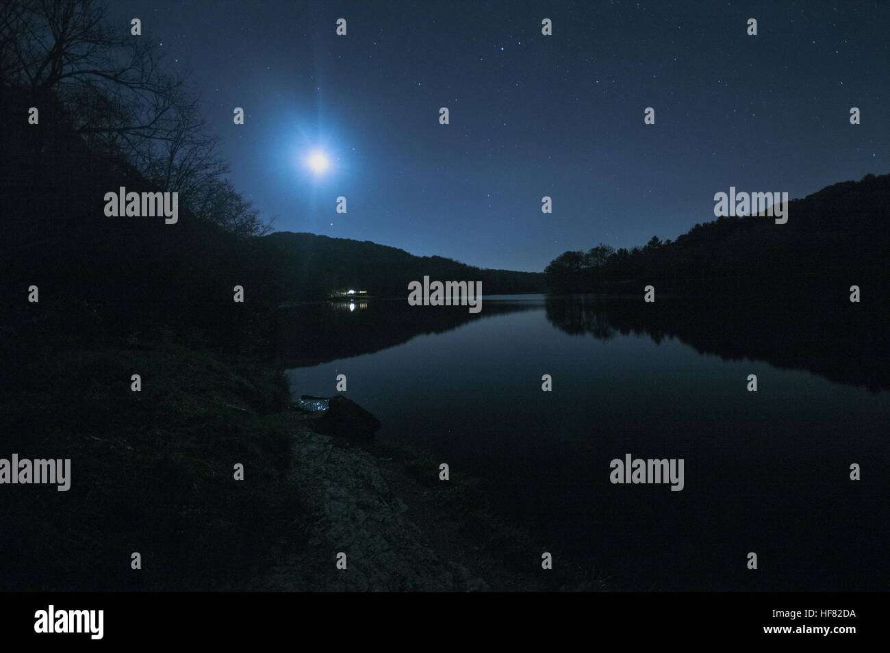 I raggi della luna e delle stelle su un lago in Pensilvania occidentale in autunno Foto Stock