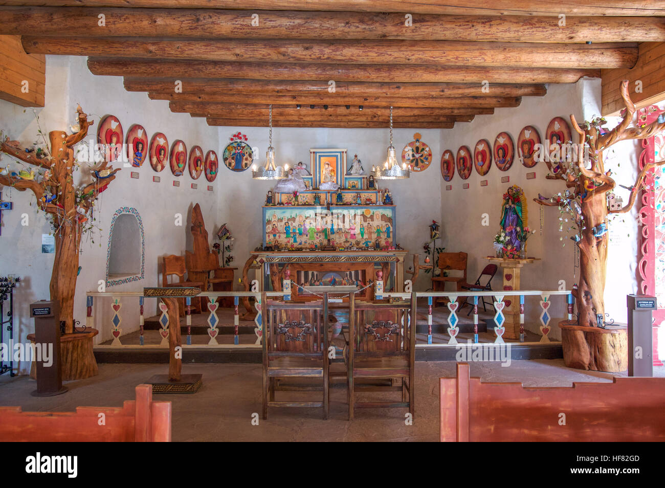 Interno della cappella di El Santo Niño de Atocha presso il Santuario di Chimayó, Nuovo Messico, STATI UNITI D'AMERICA Foto Stock