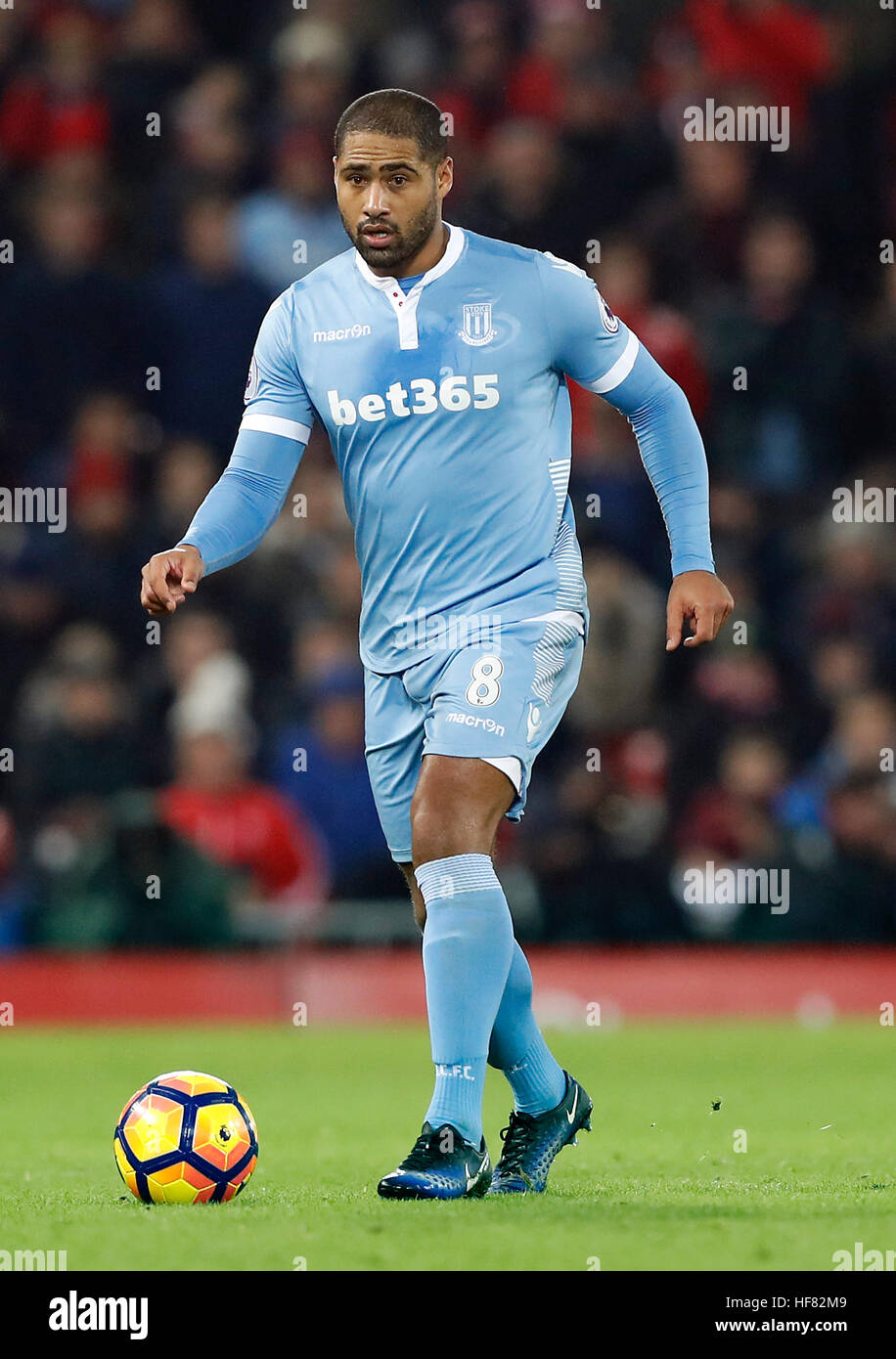 Stoke City's Glen Johnson in azione durante la partita della Premier League ad Anfield, Liverpool. PREMERE ASSOCIAZIONE foto. Data immagine: Martedì 27 dicembre 2016. Vedi PA storia CALCIO Liverpool. Il credito fotografico dovrebbe essere: Martin Rickett/PA Wire. RESTRIZIONI: Nessun utilizzo con audio, video, dati, elenchi di apparecchi, logo di club/campionato o servizi "live" non autorizzati. L'uso in-match online è limitato a 75 immagini, senza emulazione video. Nessun utilizzo nelle scommesse, nei giochi o nelle pubblicazioni di singoli club/campionati/giocatori. Foto Stock