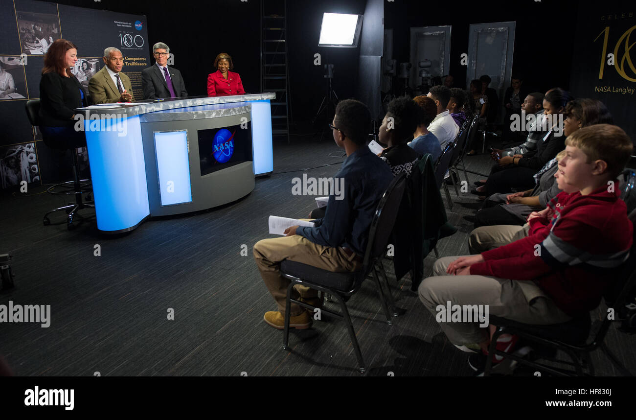 I leader della NASA, tra cui l'amministratore Charles Bolden, discutono la storia dei "computer umani" alla NASA durante un evento Digital Learning Network, evidenziando i contributi delle donne afroamericane nella scienza spaziale. Foto Stock