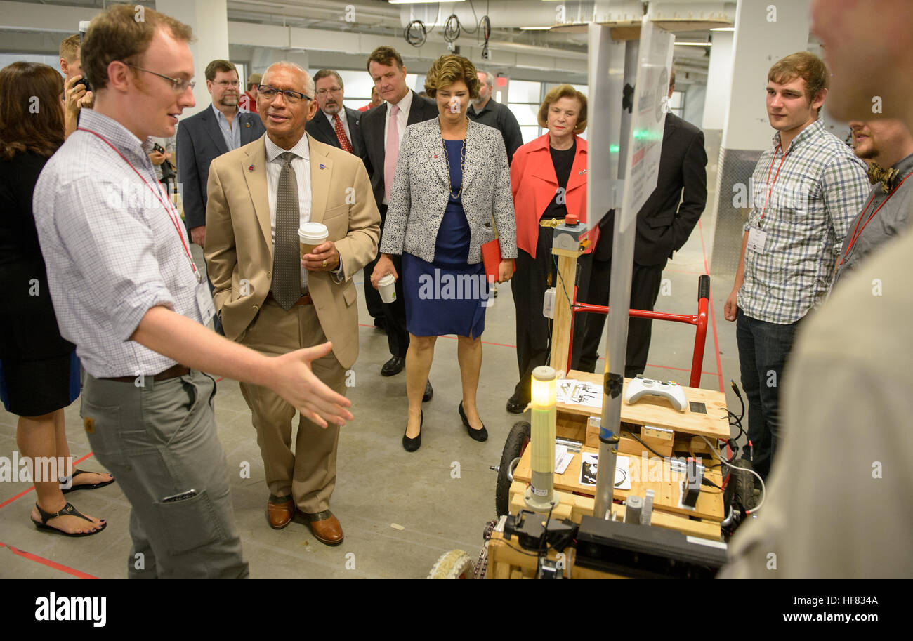 Amministratore della NASA Charles Bolden, la seconda da sinistra e WPI Presidente Laurie Leshin, centro, ascoltare Jeffrey Gole della mente &AMP; ferro team, sinistra, come egli descrive il suo team robot durante un tour del robot box al 2016 Sample Return Robot sfida il Martedì, Settembre 6, 2016 al Worcester Polytechnic Institute (WPI) di Worcester, Mass.sette squadre sono in lizza per un $1,36 milioni di NASA Premio Borsellino. Ai team verrà richiesto di dimostrare la robot autonomi che possono individuare e raccogliere i campioni da una ampia e variegata del terreno, il funzionamento senza controllo umano. L obiettivo di questo NASA-WPI C Foto Stock