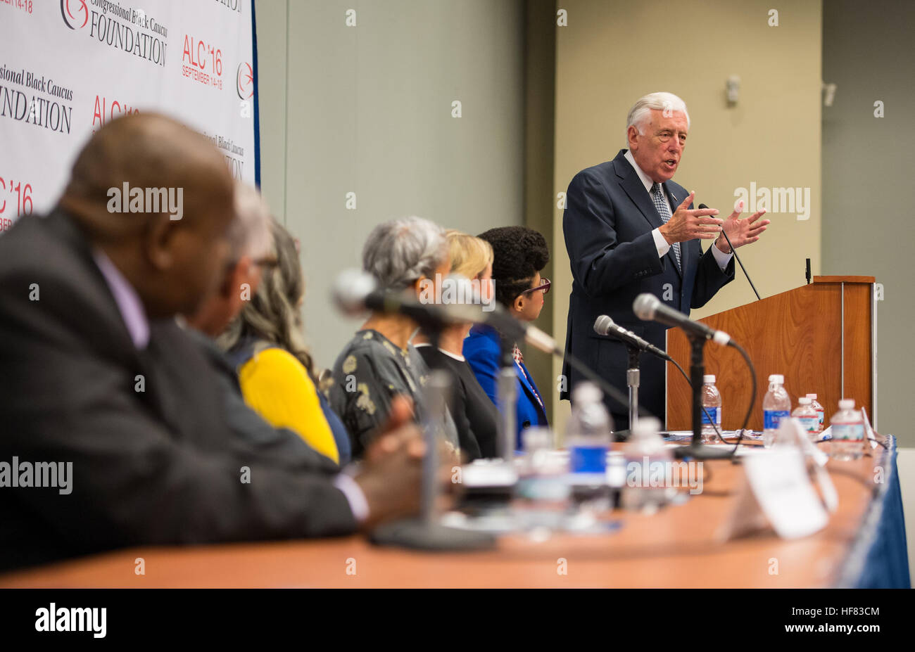 Il rappresentante Steny Hoyer ha parlato del divario di genere in STEM durante il panel del Congresso legislativo annuale, cui ha partecipato l'amministratore della NASA Charles Bolden. La discussione ha evidenziato i contributi di Katherine Johnson e del film Hidden Figures, sottolineando la diversità, le iniziative educative e la promozione delle donne nelle carriere scientifiche e matematiche. Foto Stock