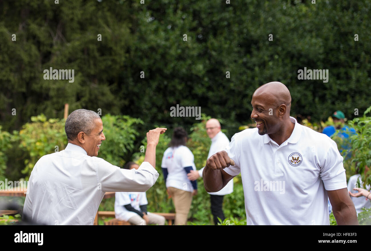 Il presidente Barack Obama saluta Alonzo lutto, il tempo di sette NBA All-Star e membro del consiglio di presidenza al Fitness, Sport &AMP; nutrizione, al raccolto della Casa Bianca Orto giovedì 6 ottobre 2016 a Washington. La First Lady ha invitato la NASA, studenti provenienti da tutto il paese e altri ospiti, a partecipare a raccolta il suo giardino finale alla Casa Bianca. In primavera, funzionari della NASA hanno aderito alla prima signora a piantare i semi del giardino, comprese le piantine della stessa varietà di lattuga che è stato cresciuto sulla Stazione Spaziale Internazionale come parte del Veggie ex Foto Stock