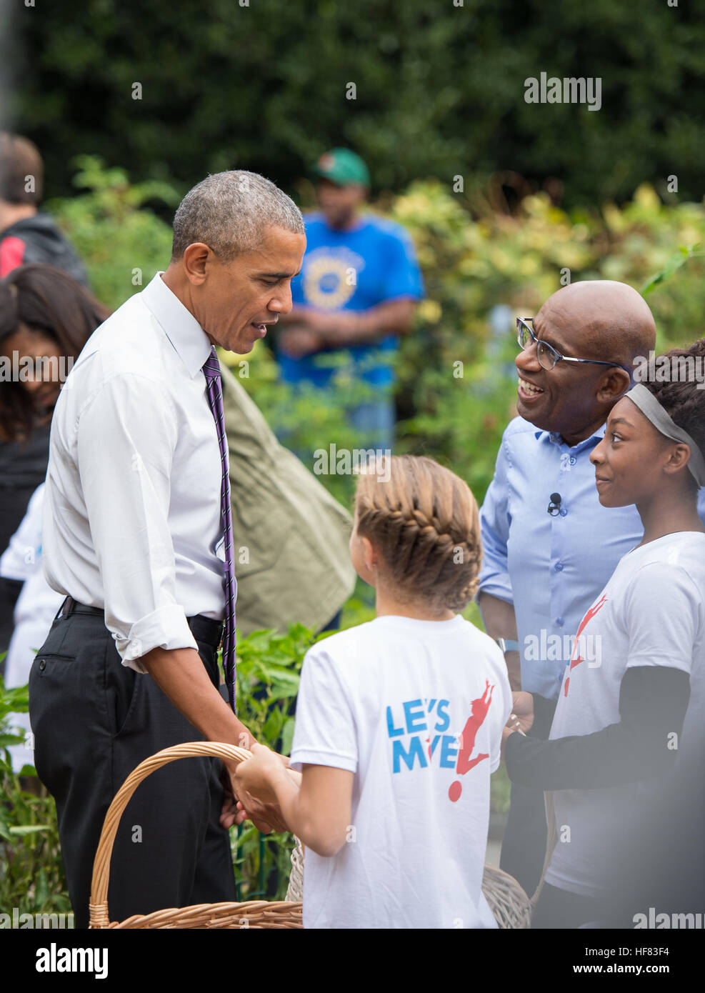 Il 6 ottobre 2016, il presidente Obama e i funzionari della NASA si sono Uniti alla First Lady Michelle Obama e agli studenti di tutto il paese al White House Kitchen Garden per raccogliere raccolti, tra cui la lattuga coltivata a bordo della stazione spaziale Internazionale come parte dell'esperimento Veggie. Foto Stock