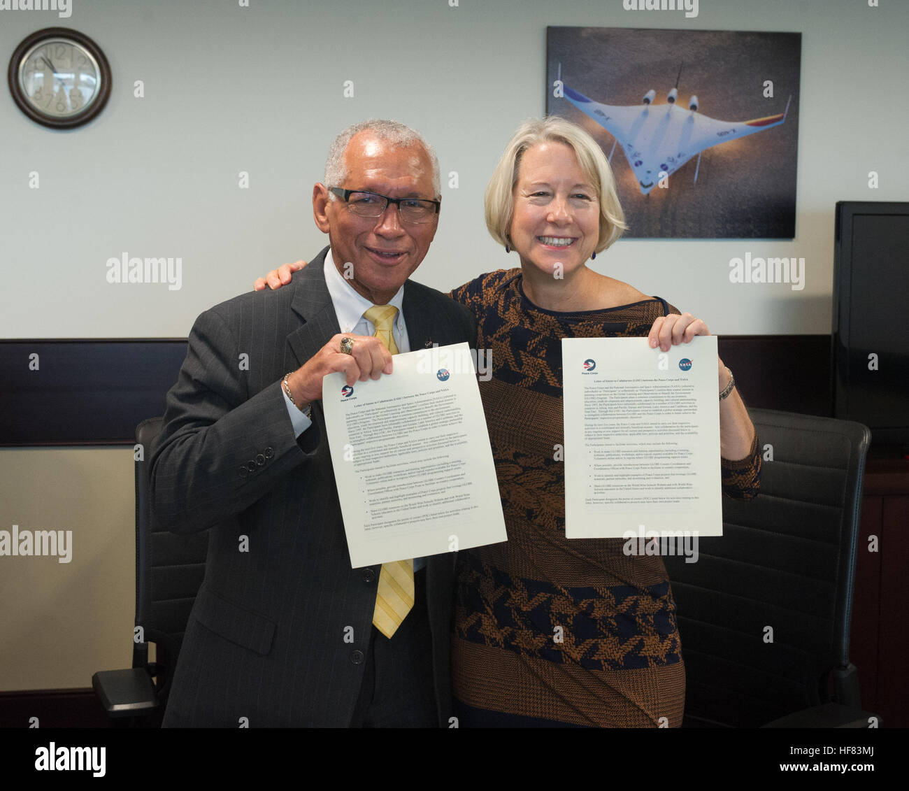 L'amministratore della NASA Charles Bolden e il direttore del Peace Corps Carrie Hessler-Radelet hanno formalizzato la collaborazione sul programma GLOBE, un'iniziativa globale per l'educazione ambientale, l'osservazione e la ricerca. Foto Stock