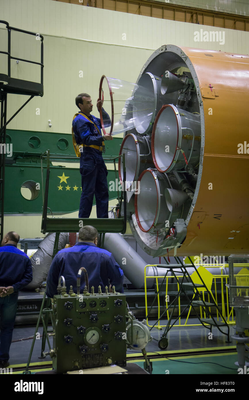 Al Cosmodromo di Baikonur, il razzo Sojuz e il Soyuz MS-02 furono assemblati per il lancio. L'equipaggio della Expedition 49, inclusi i membri della NASA Shane Kimbrough e Roscosmos Sergey Ryzhikov e Andrey Borisenko, era stato programmato per il lancio il 19 ottobre. Foto Stock