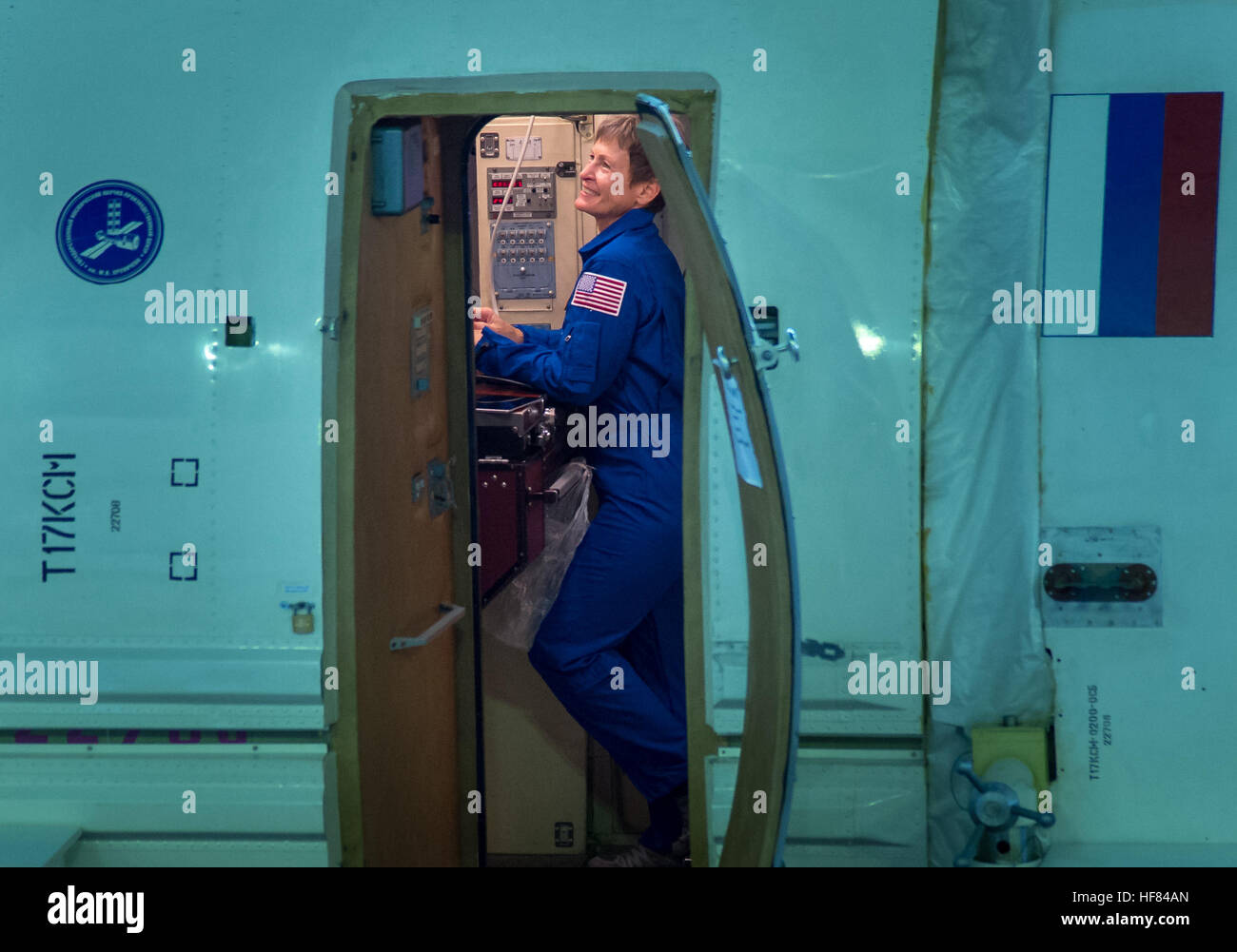 Expedition 50 membri dell equipaggio astronauta della NASA Peggy Whitson è visto all'interno di una stazione spaziale internazionale mockup del modulo durante il suo equipaggio della Soyuz esami di qualifica, Lunedì 24 Ottobre, 2016 al Gagarin Cosmonaut Training Center (GCTC) in Star City, Russia. Foto Stock
