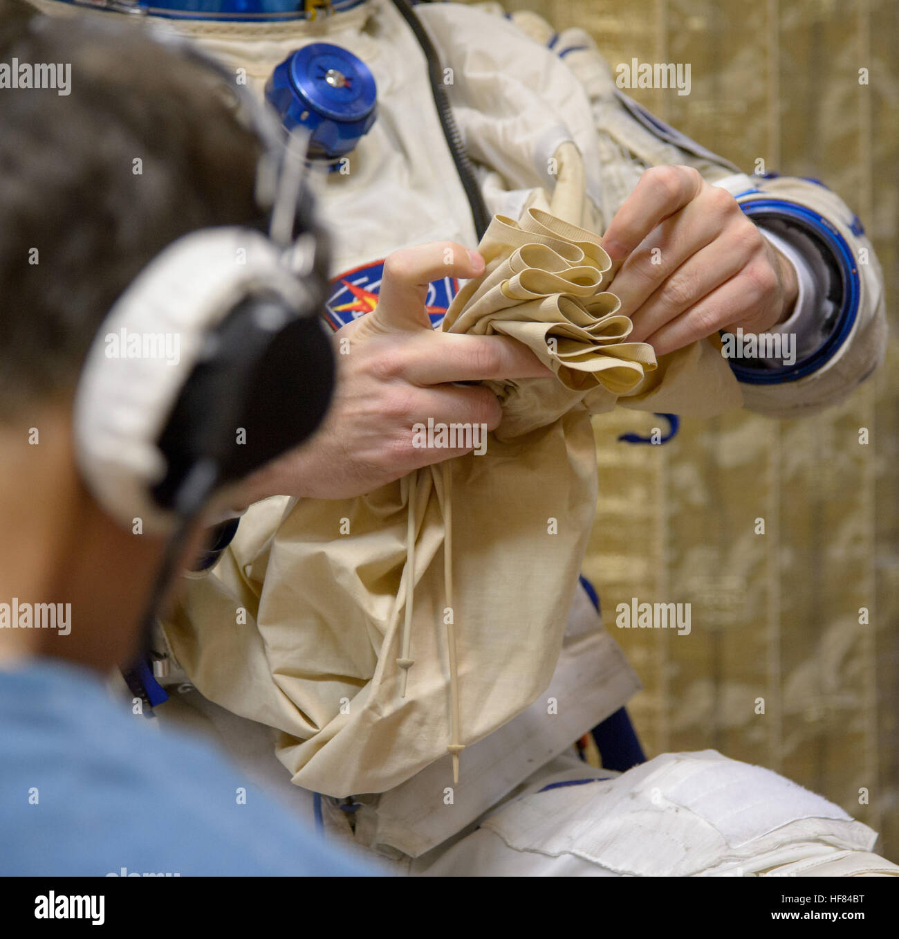 Gli astronauti della Expedition 50 Thomas Pesquet, Peggy Whitson e Oleg Novitskiy indossavano tute di lancio e di ingresso della Sokol in preparazione del loro volo Soyuz verso la stazione spaziale Internazionale, concentrandosi sulla preparazione delle navicelle spaziali, l'addestramento e le operazioni di missione. Foto Stock