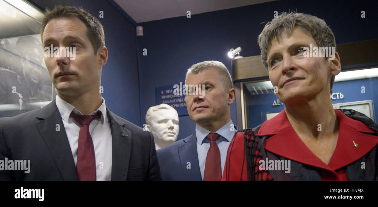 Expedition 50 L'astronauta dell'ESA Thomas Pesquet, sinistra, cosmonauta russo Oleg Novitskiy di Roscosmos, centro e astronauta della NASA Peggy Whitson tour del museo al Gagarin Cosmonaut Training Center (GCTC), Mercoledì 26 Ottobre, 2016 nella città delle stelle, Russia. Foto Stock