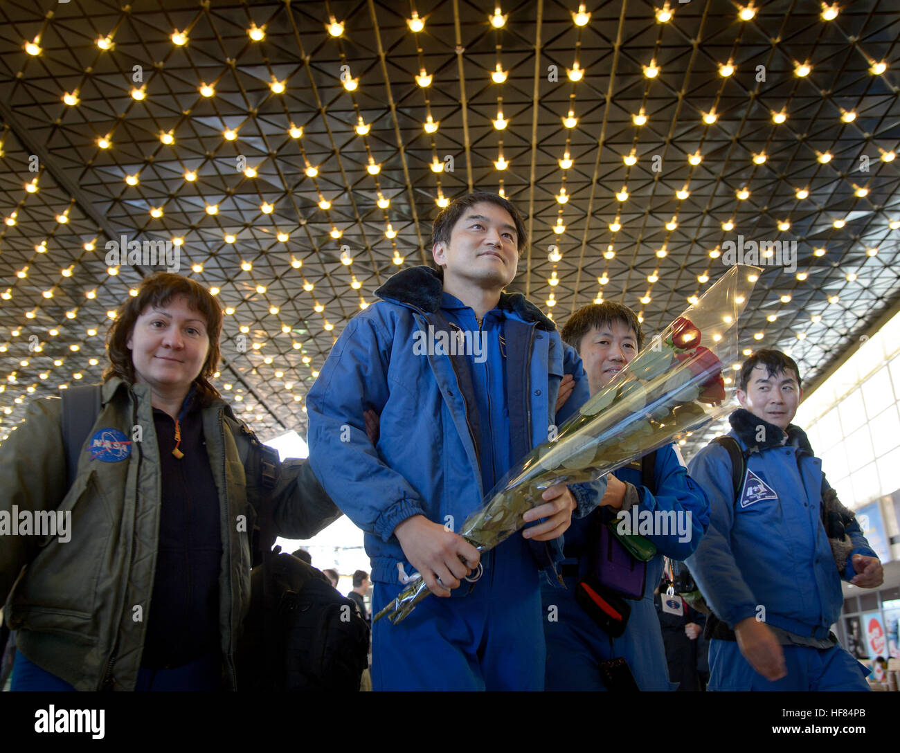 Expedition 49 astronauta Takuya Onishi della Japan Aerospace Exploration Agency (JAXA) arriva all'Aeroporto di Karaganda in Kazakistan aeroporto dopo egli, cosmonauta russo Anatoly Ivanishin di Roscosmos e astronauta della NASA Kate Rubins sbarcati nei loro Soyuz MS-01 capsula in una zona remota al di fuori della città di Domenica, Ottobre 30, 2016 (kazako tempo). Rubins, Ivanishin e Onishi stanno ritornando dopo 115 giorni in uno spazio in cui essi sono serviti come membri della spedizione 48 e 49 equipaggi a bordo della Stazione Spaziale Internazionale. Foto Stock