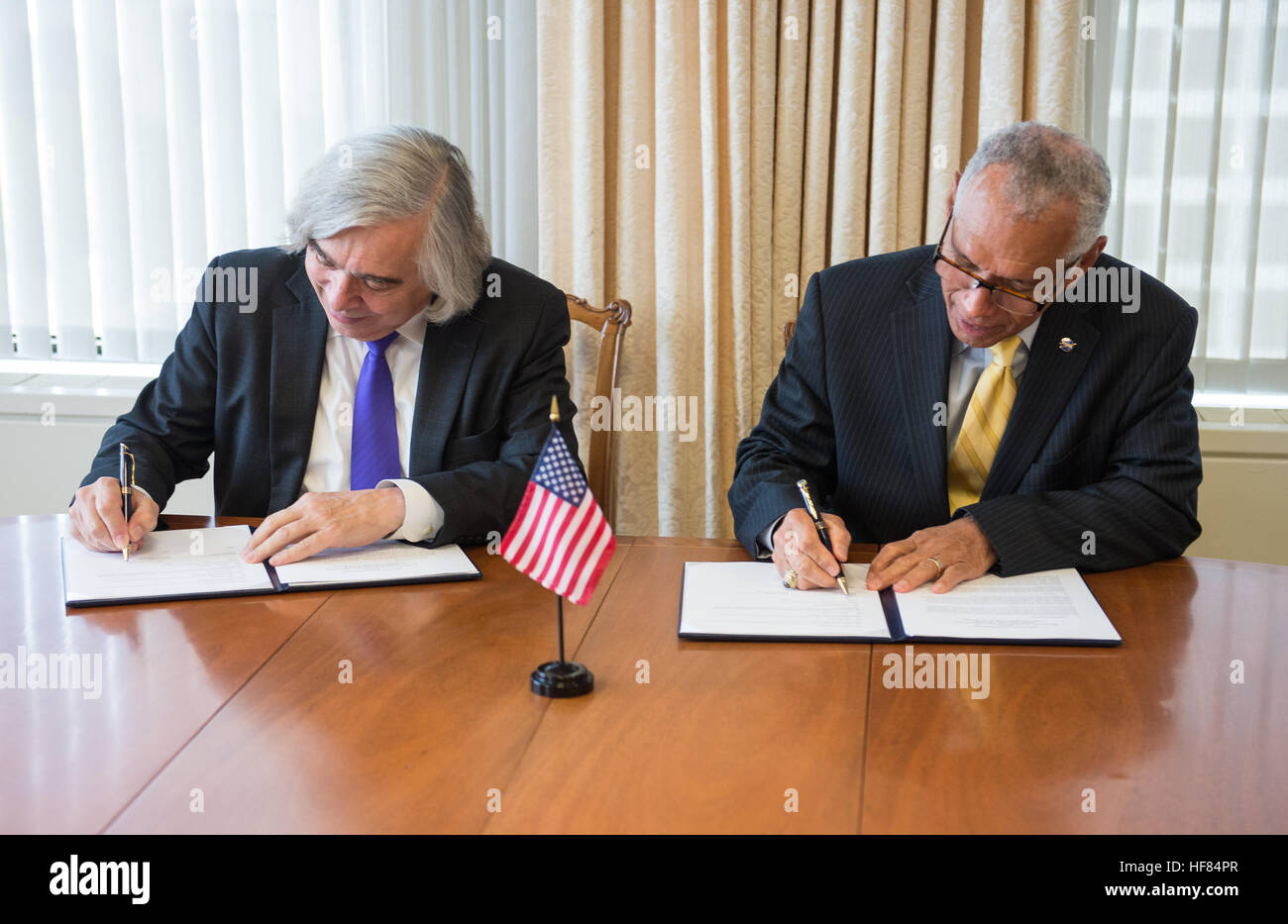 Stati Uniti Dipartimento di Energia Segretario dott Ernest Moniz, sinistra, segni di un Memorandum of Understanding (MOU) con la NASA Administrator Charles Bolden, a destra per rinnovare e consolidare la cooperazione tra le agenzie per garantire che lo spazio energia nucleare tecnologie saranno disponibili per alimentare le future missioni al nostro sistema solare e oltre, lunedì 31 ottobre 2016 presso il Dipartimento di Energia sede a Washington, DC. Il MOU aggiorna il precedente accordo tra il DOE e la NASA firmato nel 1991. Il radioisotopo sistemi di alimentazione (RPS) hanno svolto un ruolo critico nelle attività di esplorazione dello spazio per più di quarant'anni. Questi p Foto Stock