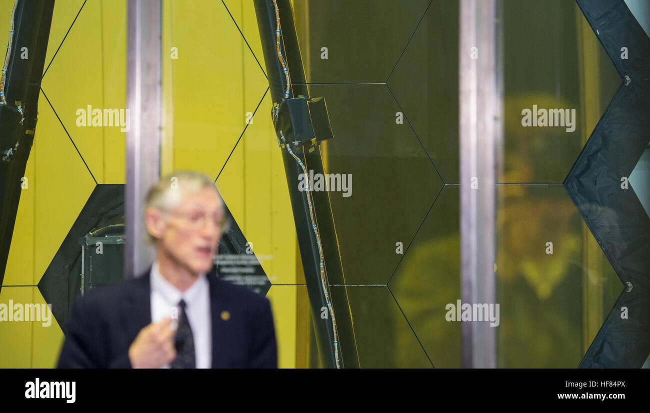 Il James Webb Space Telescope, con i suoi grandi specchi, è stato introdotto al Goddard Spaceflight Center della NASA. Il telescopio, progettato per studiare le origini dell'universo, la formazione di pianeti che supportano la vita, e l'evoluzione del nostro sistema solare, rappresenta un importante passo avanti nella scienza spaziale. Foto Stock