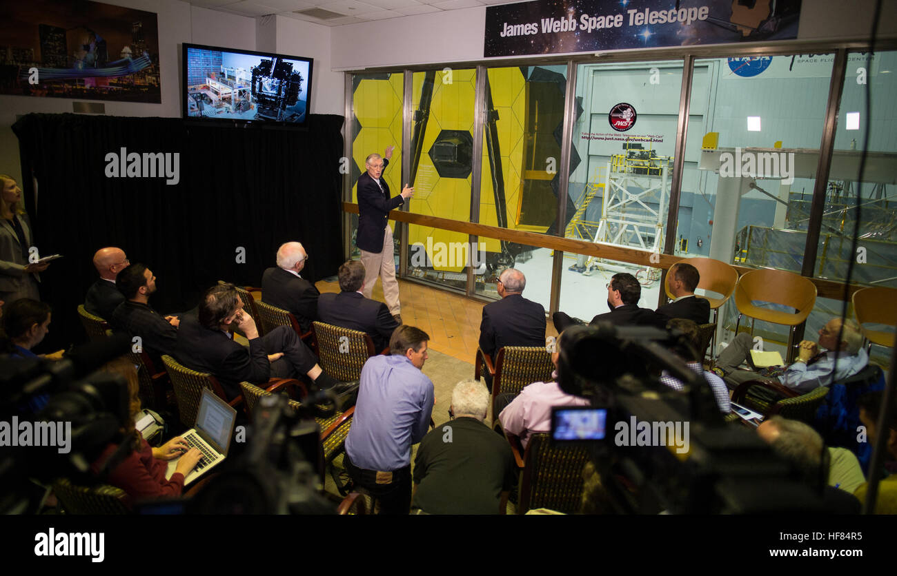 John Mather, senior project scientist per il James Webb Space Telescope (JWST), discute la missione del telescopio di esplorare la storia dell'universo. Il JWST, il più grande telescopio spaziale, mira a studiare i fenomeni dal Big Bang alla formazione di pianeti abitabili. L'evento si è tenuto presso il Goddard Spaceflight Center della NASA. Foto Stock