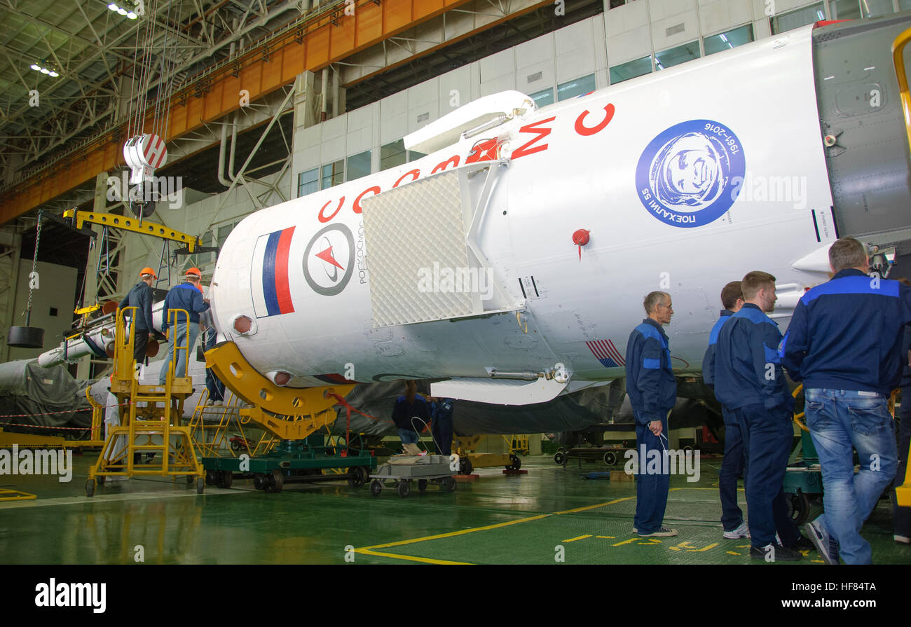 Il razzo Soyuz e Soyuz MS-03 navicella spaziale sono assemblati Domenica, nov. 13, 2016 presso il cosmodromo di Baikonur in Kazakistan. L'astronauta della NASA Peggy Whitson, cosmonauta russo Oleg Novitskiy di Roscosmos e l'astronauta dell'ESA Thomas Pesquet verrà lanciato dal cosmodromo di Baikonur in Kazakistan la mattina di novembre 18 (tempo kazako.) Tutti e tre si spendono circa sei mesi sul complesso orbitale. Alexander Vysotsky) Foto Stock