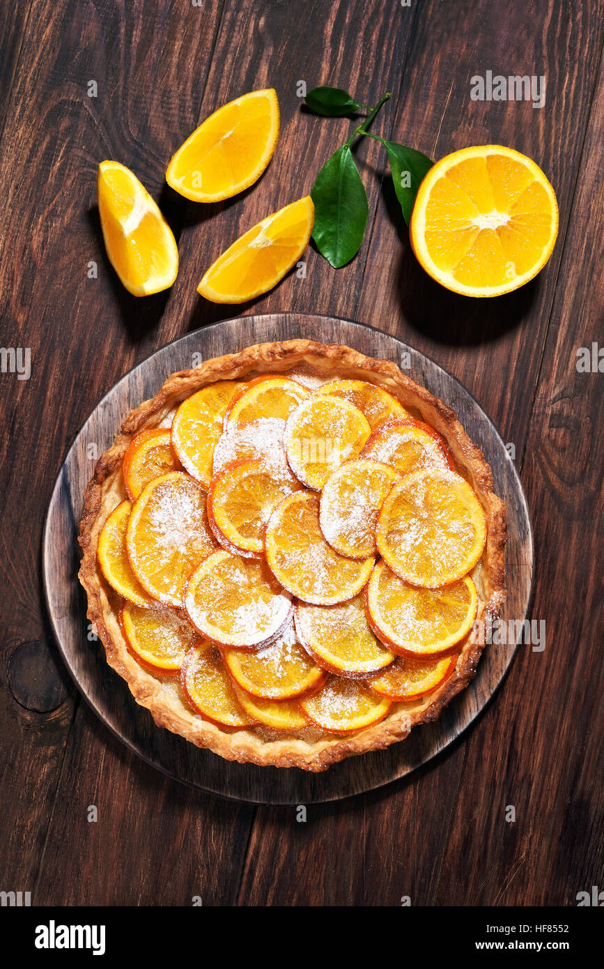 Torta dolce con arancia fette caramellate su sfondo di legno, vista dall'alto Foto Stock