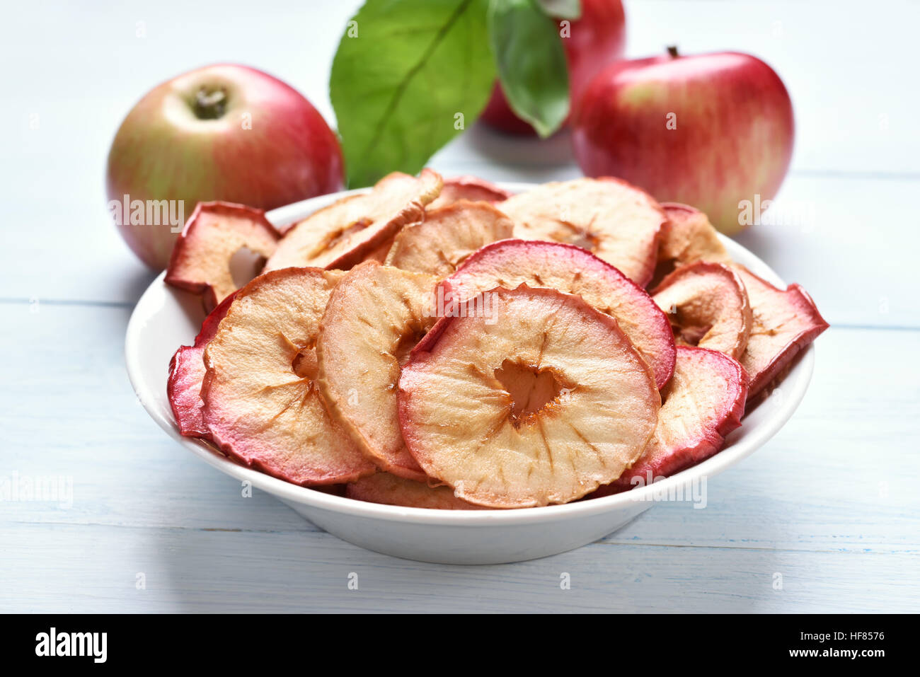 Frutta disidratata, mele chip nella ciotola, frutta snack sani Foto Stock
