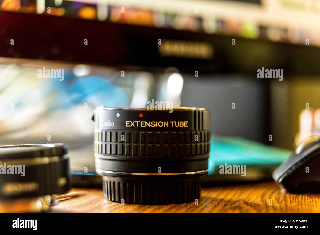 Un tubo di prolunga per una Canon fotocamera reflex digitale per la creazione di primo piano e macro foto Foto Stock