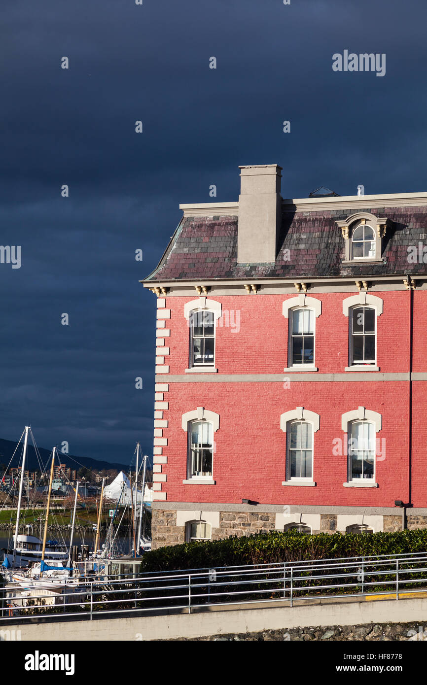 Il vecchio edificio doganale nel porto Victoria contro un cielo tempestoso Foto Stock