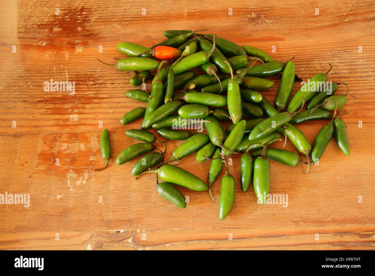 Peperoncini verdi su una superficie in legno immagine con spazio di copia Foto Stock