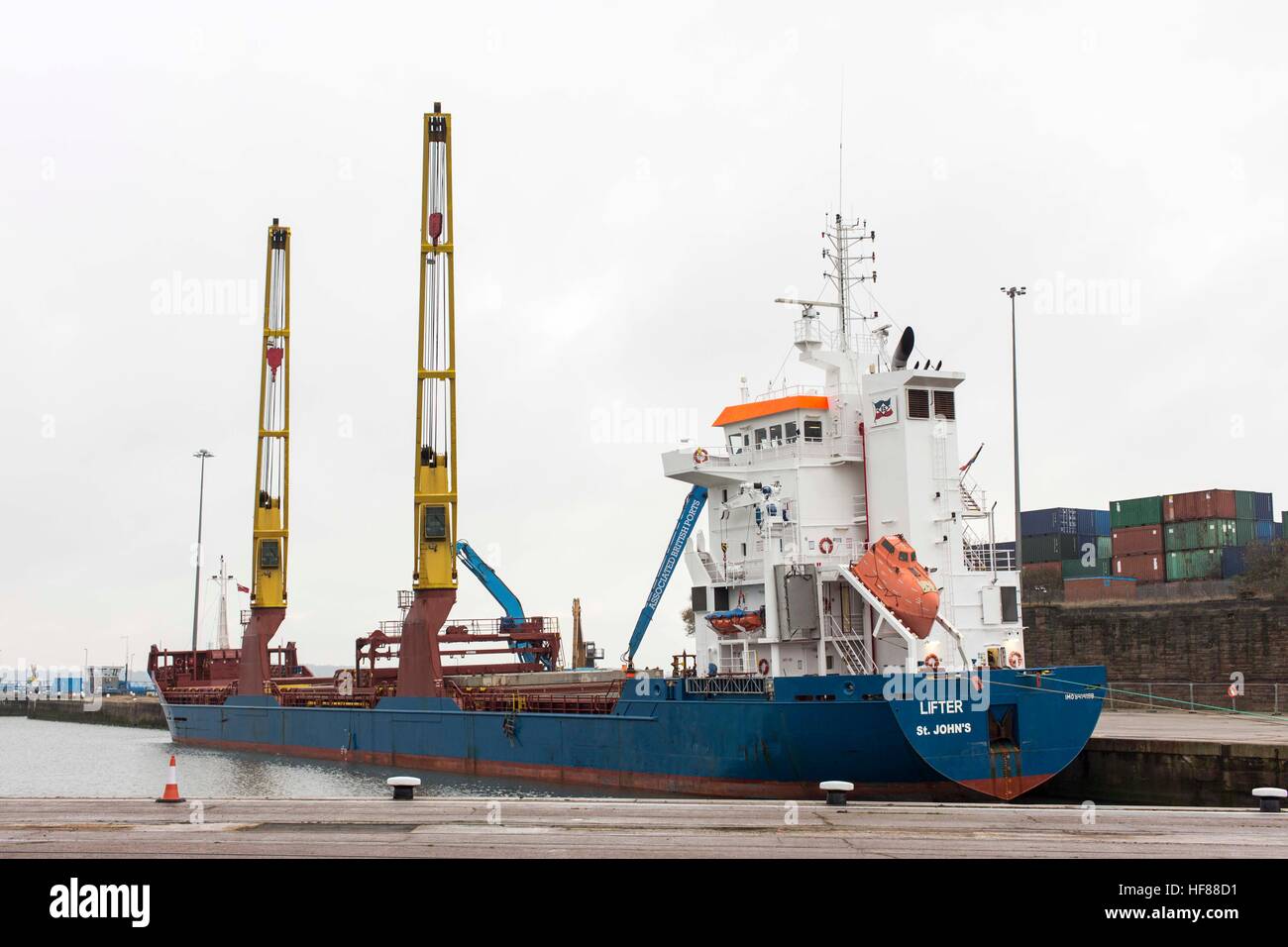 Associate i porti britannici - Garston , Liverpool . Lo scarico di una nave/ Foto Stock