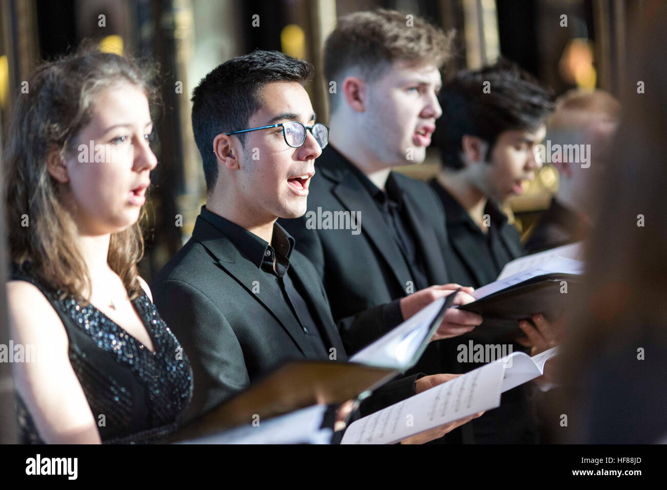 Interno della Cattedrale di Manchester durante un servizio. Chetham della Scuola di Musica coro canta Foto Stock