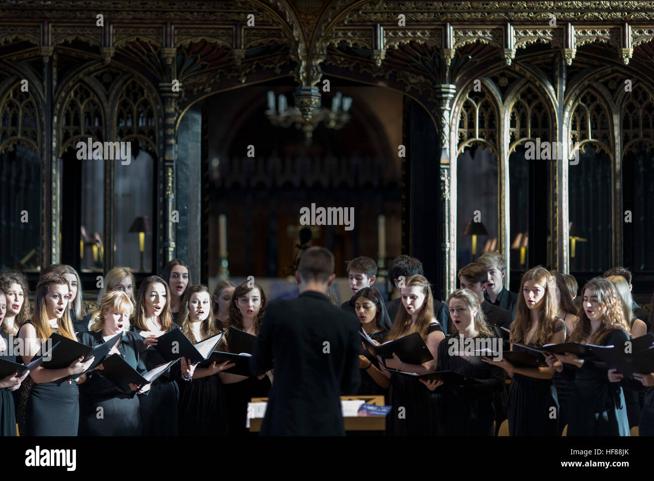 Interno della Cattedrale di Manchester durante un servizio. Chetham della Scuola di Musica coro canta Foto Stock