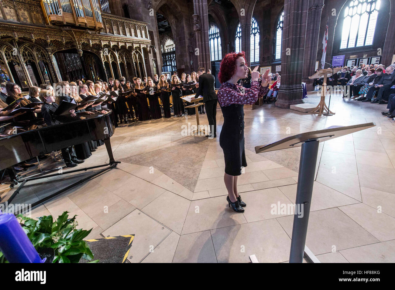 Interno della Cattedrale di Manchester durante un servizio. Un interprete del linguaggio dei segni Foto Stock