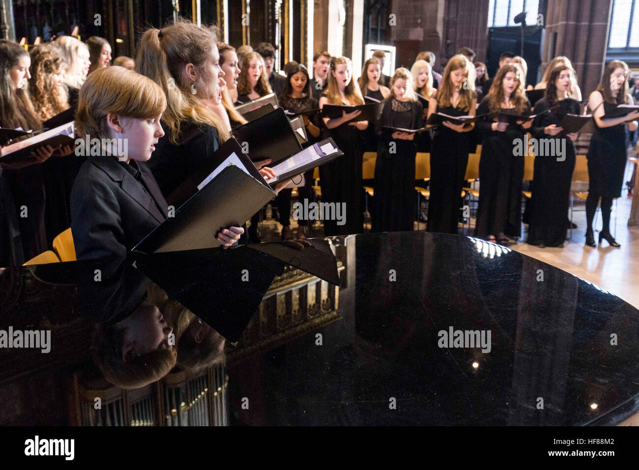 Interno della Cattedrale di Manchester durante un servizio. Chetham della Scuola di Musica coro canta Foto Stock