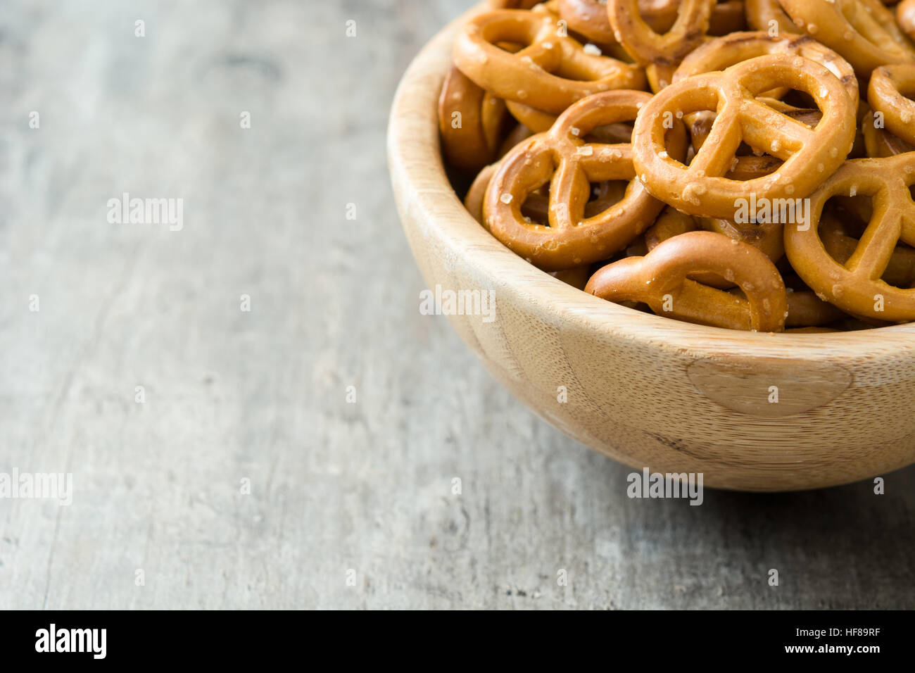 Salati salatini in vaso su sfondo di legno Foto Stock