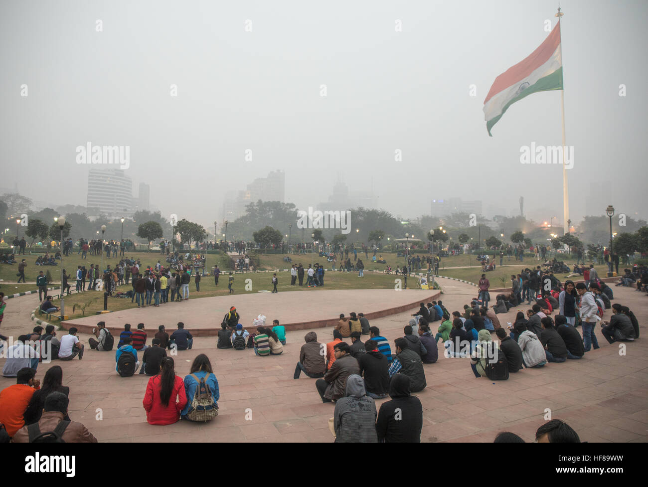 Connaught place in inverno con un sacco di gente e la bandiera indiana Foto Stock