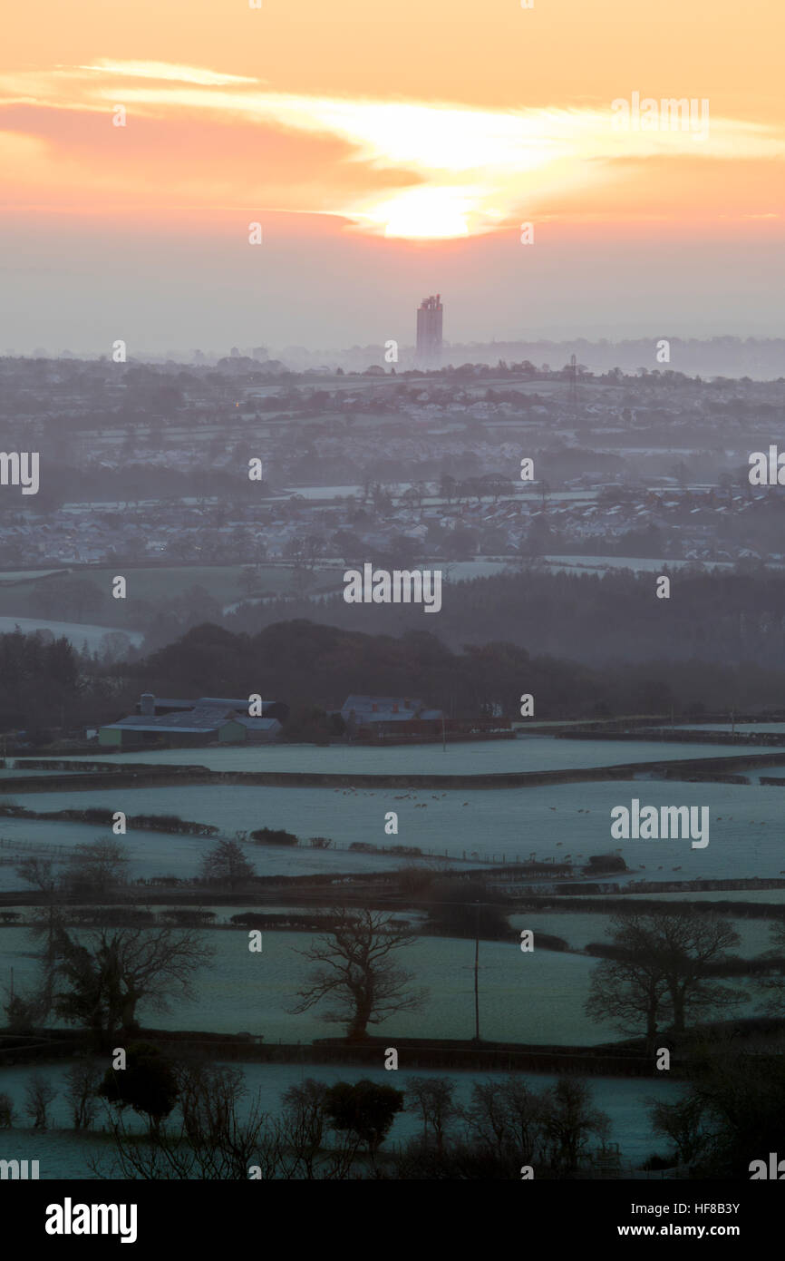 Flintshire, Wales, Regno Unito 28 dicembre 2016. Un freddo gelido mattina su molte parti della Gran Bretagna inclusi Flintshire nel Galles del Nord come un risultato di cielo chiaro e ad alta pressione. Le temperature di diminuzione dei prossimi giorni con gelo ulteriormente e chiari notti con temperature immersione ulteriore. Temperature questa mattina al di sotto di -3C come il sole sorge su di flintshire rurale verso l'Inghilterra Foto Stock