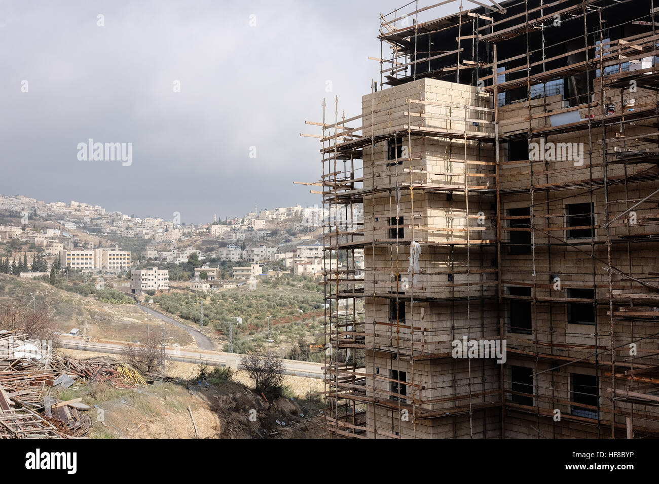 Gerusalemme Est, Israele. Il 28 dicembre, 2016. La costruzione di abitazioni è in corso in Homat Shmuel, o Har Homa, a Gerusalemme est, su terreni espropriati nel 1991. Villaggi palestinesi Sur Bahar e Umm Tuba sono visibili in background. Sebbene contestato da Israele, Homat Shmuel è considerato un illecito di insediamento israeliano da gran parte del mondo. Del Consiglio di Sicurezza delle Nazioni Unite di recente Risoluzione 2334 del 23 dicembre 2016 condanna gli insediamenti israeliani a Gerusalemme Est e nella West Bank, una risoluzione che è passata come un risultato di noi astensione. Il segretario di Stato Kerry è atteso a stendere la sua visione per terminare il mio Foto Stock