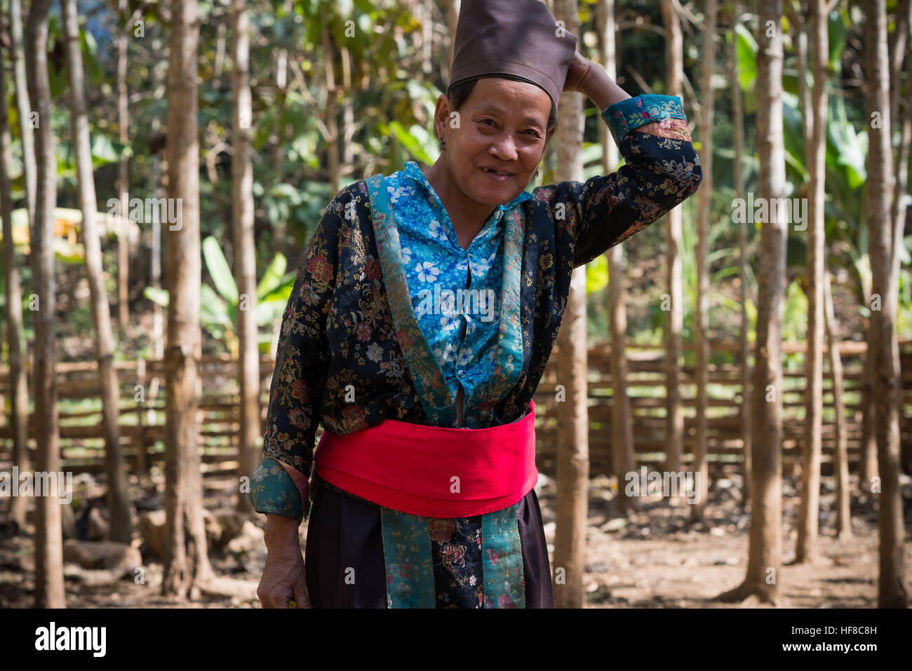 Divieto Nongphou, Laos. 28 dicembre, 2016. I Hmong sono un gruppo etnico dalle regioni montane della Cina, Myanmar, Laos, Tailandia e Vietnam. I gruppi delle minoranze etniche in Laos si trovano spesso a dover affrontare una situazione difficile. Molti di loro vivono in povere nelle zone montane, particolarmente nel nord del paese. La frequenza scolastica è inferiore nelle regioni abitate dalle minoranze etniche in cui l'accesso alle scuole è più difficile. In aggiunta, non vi è alcun insegnamento in minoranza etnica lingue, solo nella lingua del Laos. La più grande minoranza etnica gruppo, i Hmong, incontra frequentemente un sacco di sfiducia dall'amministrazione Foto Stock