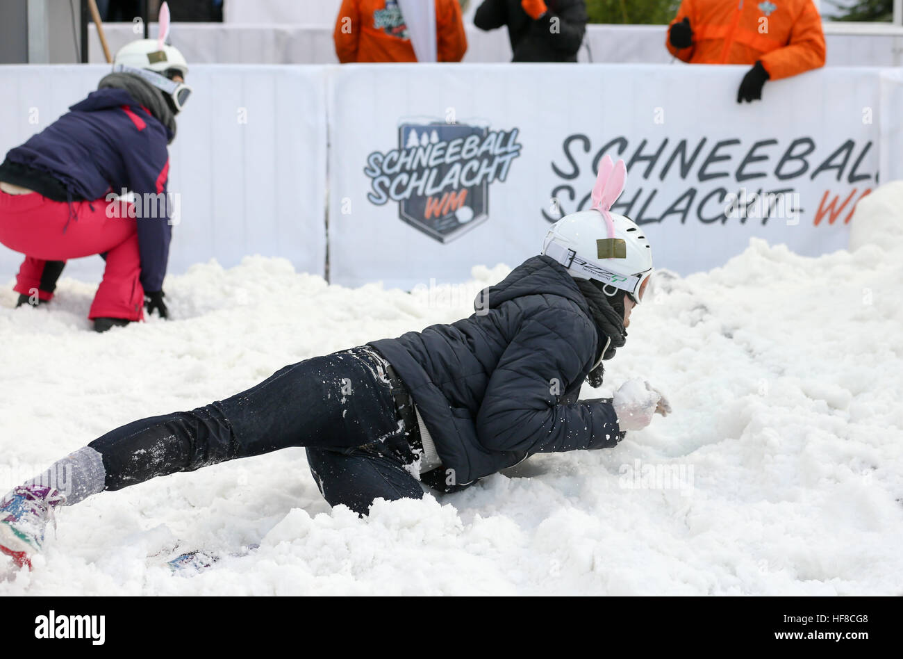 Gelsenkirchen (Germania). 28 dicembre, 2016. Due tubi espulsori da una palla di neve gettando team throw snowballs durante la lotta con le palle di neve Campionati del mondo al di fuori della Veltins Arena di Gelsenkirchen (Germania), 28 dicembre 2016. I campionati del mondo si svolgono nell'ambito del Mondo di Biathlon Team Challenge. Foto: Friso Gentsch/dpa/Alamy Live News Foto Stock