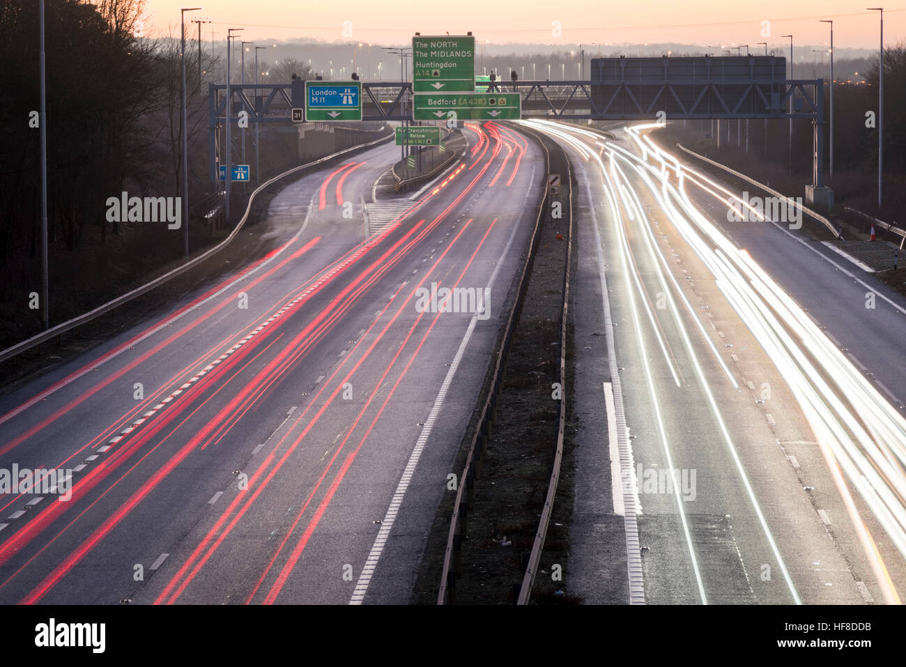 Cambridge Regno Unito 28 dicembre 2016. Dopo un giorno di congelamento con banchi di nebbia, vacanza traffico viaggia su una strada14 al tramonto sulla periferia di Cambridge in un freddo, nitido e chiaro di sera. Una notte fredda con temperature appena superiori al punto di congelamento è prevista con più foggy meteo previsto per la mattina ora di punta. Credito: Julian Eales/Alamy Live News Foto Stock