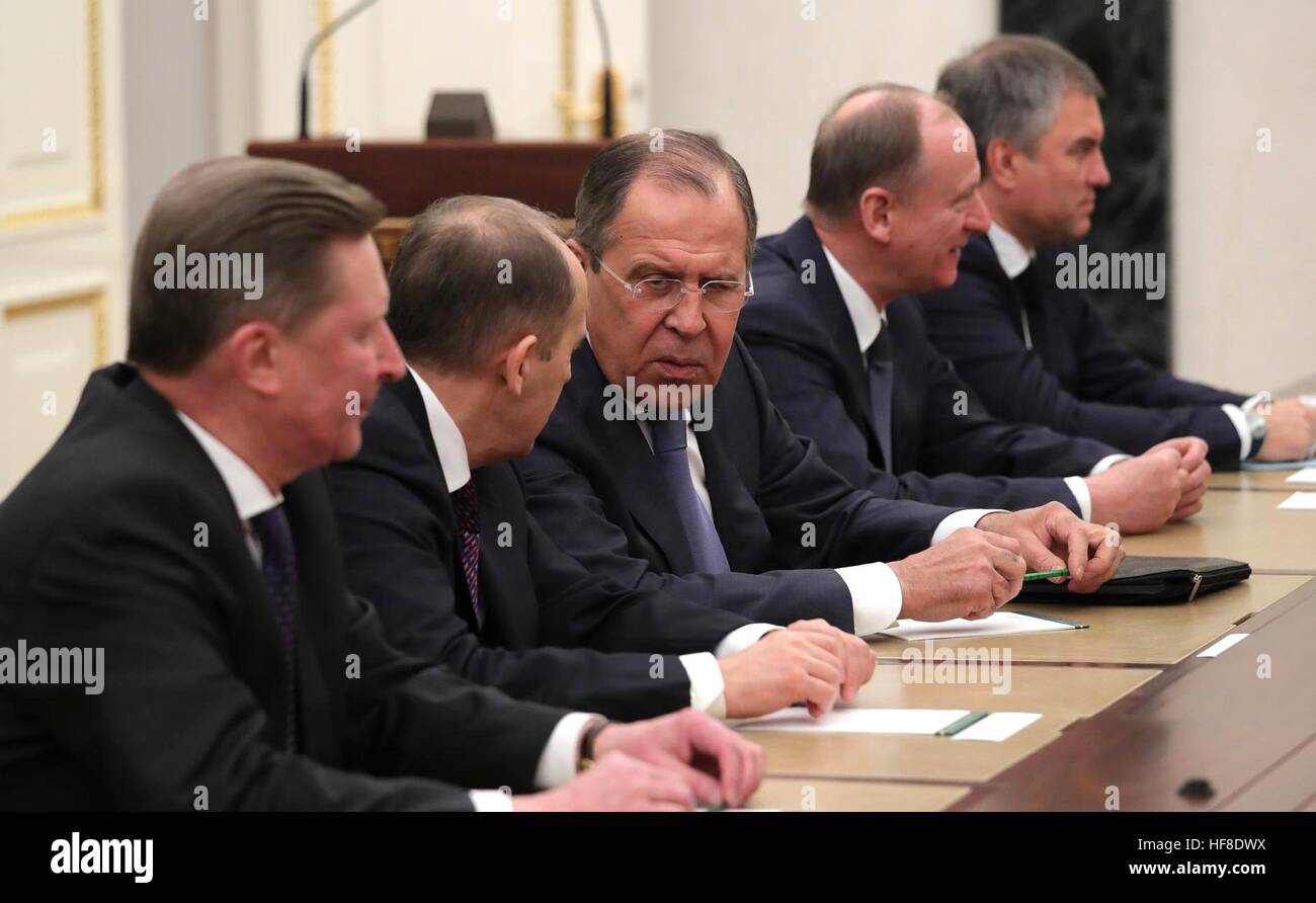Mosca, Russia. 28 dicembre, 2016. Ministro degli affari esteri russo Sergei Lavrov, al centro dei colloqui con il servizio di sicurezza federale Direttore Alexander Bortnikov durante una riunione del Consiglio di sicurezza tenutasi al Cremlino Dicembre 28, 2016 a Mosca, in Russia. Credito: Planetpix/Alamy Live News Foto Stock