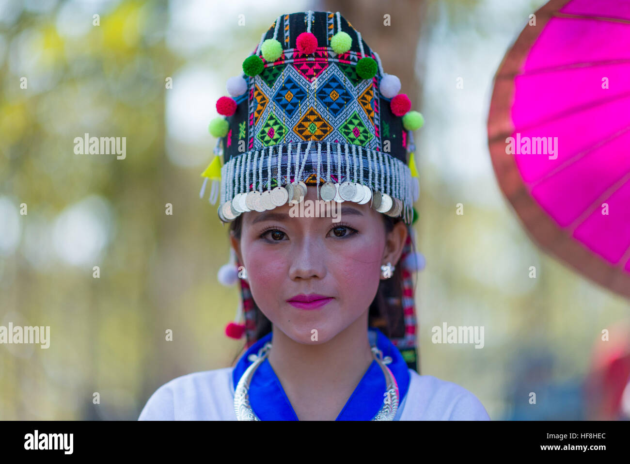 Luang Prabang, Laos. 29 Dic, 2016. Festa del nuovo anno inizia la mattina del primo giorno del nuovo anno e può durare per tre o più giorni. Festa del nuovo anno di celebrazione includono palla tossing, Song Contest, Qeej spettacoli e attività sportive, come inizio giocando, calci e corride. Hmong sono ragazze che indossano i loro più riccamente ricamato nuovi costumi. © Velar concedere/ZUMA filo/Alamy Live News Foto Stock