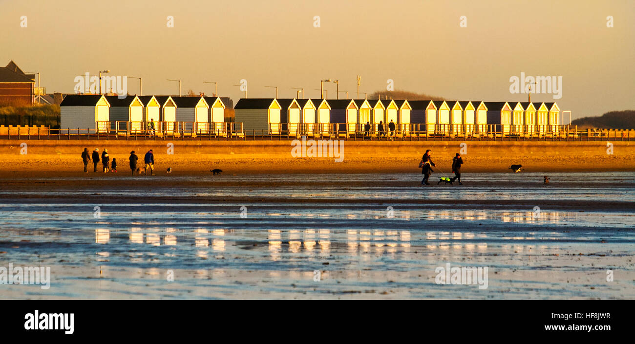 Golden Sunset, Lytham, Lancashire. Meteo REGNO UNITO: 29 Dic 2016. I vacanzieri fanno la maggior parte del tempo soleggiato sopra Lancashire come l'impostazione impostazione sole illumina la spiaggia bianca di capanne a Lytham St Annes lungomare. Credito: Cernan Elias/Alamy Live News Foto Stock