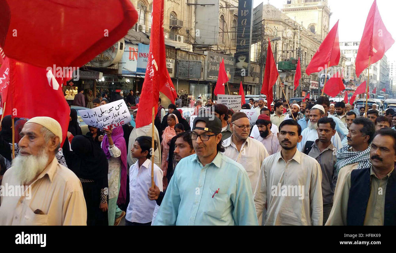 Membri del commercio nazionale della Federazione Europea del Pakistan sono holding manifestazione di protesta contro la corruzione, durante il rally a Karachi il Giovedi, Dicembre 29, 2016. Foto Stock