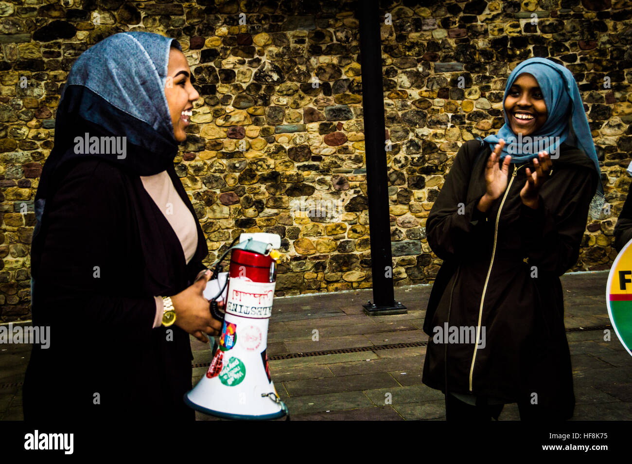 Cardiff, Regno Unito. 29 Dic, 2016. I manifestanti si riuniranno presso il Castello di Cardiff in Galles per sensibilizzare e dimostrare la loro solidarietà con il popolo di Aleppo in un paese lacerato dalla guerra di Siria © Jim legno/Alamy Live News Foto Stock