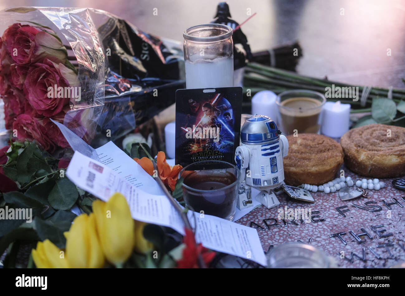 Los Angeles, California, USA. 29 Dic, 2016. Una improvvisata memorial dell'attrice e autore Carrie Fisher con fiori, candele e messaggi è visto sul marciapiede a un isolato di distanza dalla stella ufficiale di sua madre, attrice e cantante Debbie Reynolds in Los Angeles il Giovedi, Dicembre 29, 2016. La Reynolds, 84 e Fisher, 60 morti al giorno eccetto, Reynolds Mercoledì, Fisher il martedì. Fisher non dispone di un funzionario Hollywood Walk of Fame star. © Ringo Chiu/ZUMA filo/Alamy Live News Foto Stock