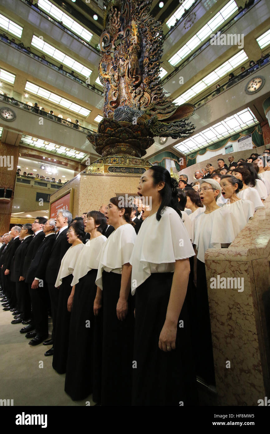 Tokyo, Giappone. 29 Dic, 2016. Alcuni 220 coro amatoriale gruppo cantanti eseguire Sinfonia di Beethoven No.9 'Choral' per attirare a fine anno gli acquirenti a una rampa di scale di Tokio Mitsukoshi department store su Martedì, Dicembre 29, 2016. Il department store terrà la XXXII manifestazione annuale di fine anno gli acquirenti, una tradizione in questo periodo dell anno prima del nuovo anno di vacanza. © Yoshio Tsunoda/AFLO/Alamy Live News Foto Stock