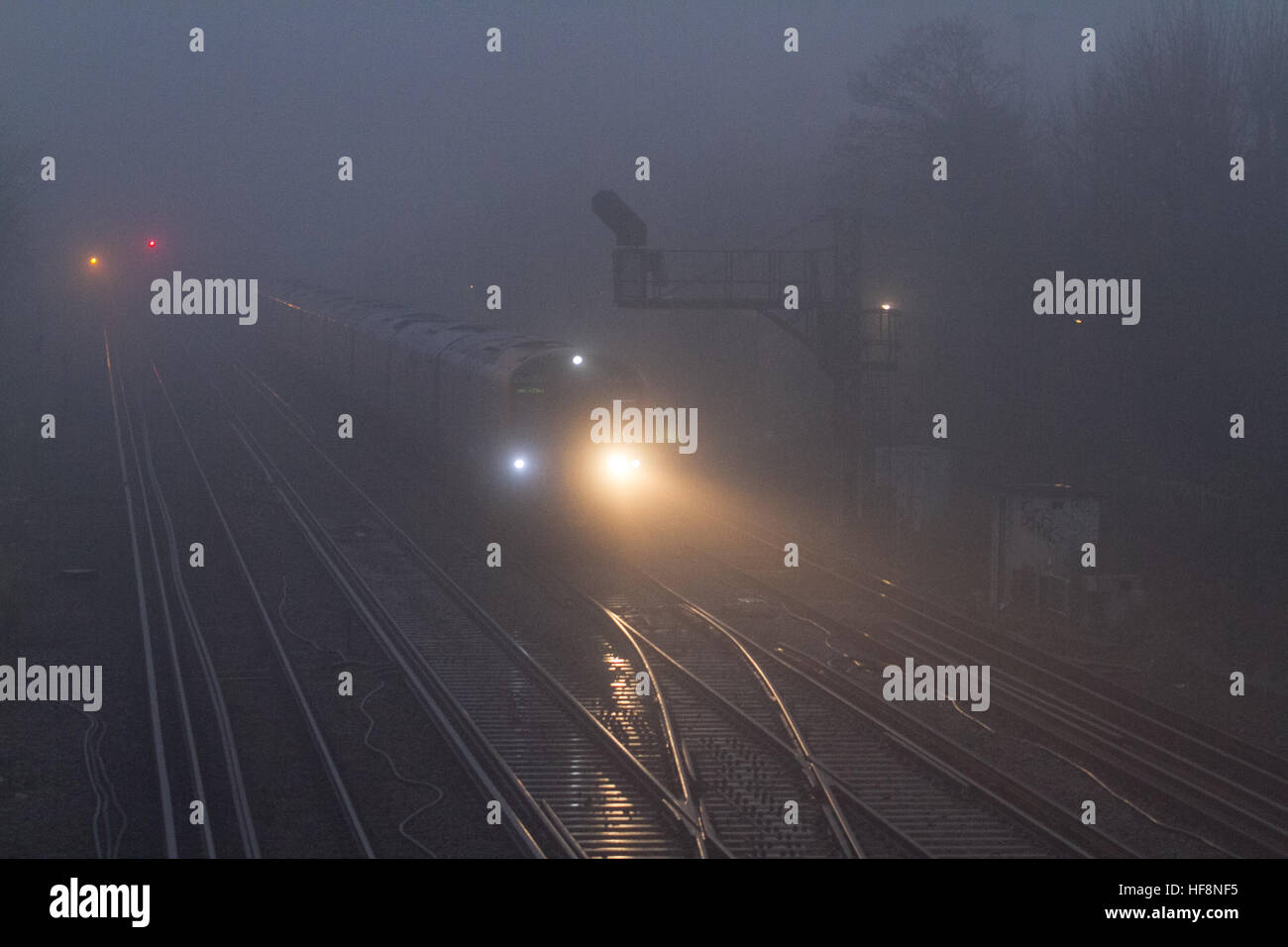 Il torneo di Wimbledon di Londra, Regno Unito. 30 Dic, 2016. Un " commuter " treno viaggia attraverso la fitta nebbia di congelamento a Wimbledon © amer ghazzal/Alamy Live News Foto Stock