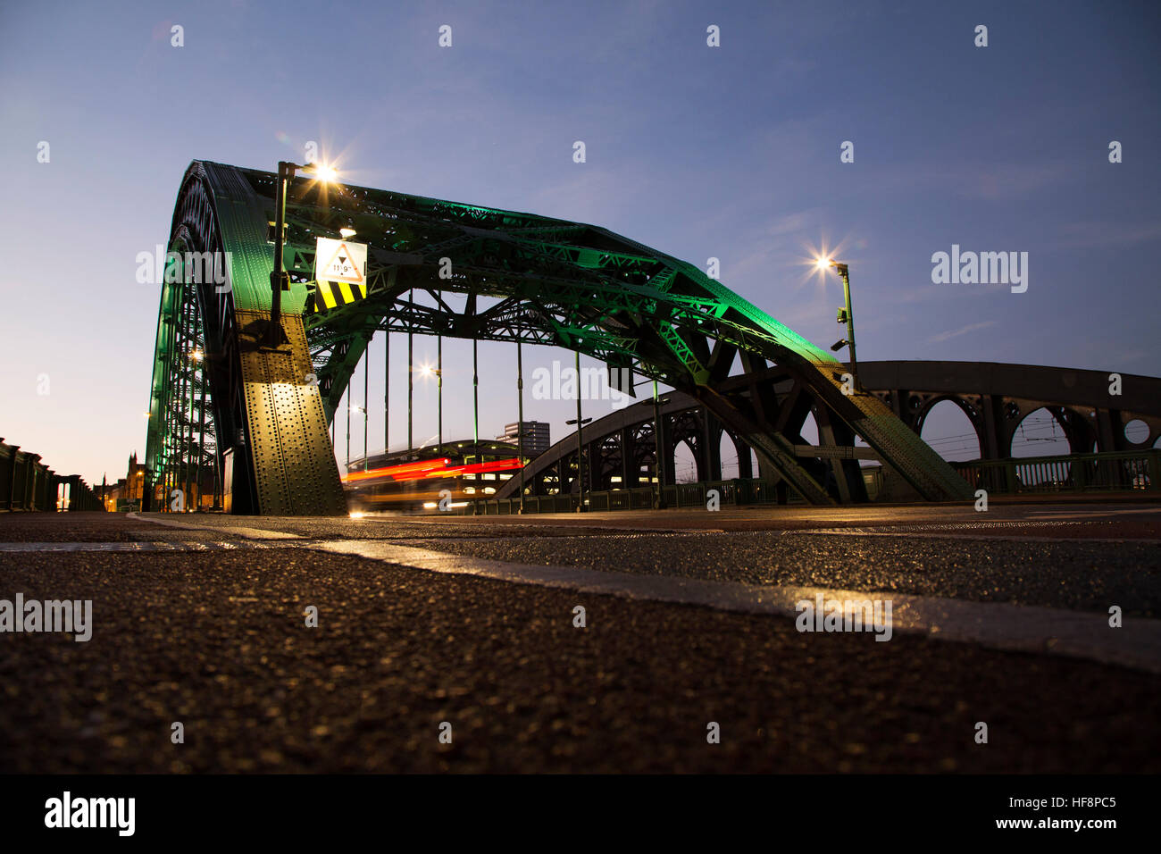 Sunderland, Regno Unito. 30 Dic, 2016. Lo spuntar del giorno su Wearmouth Bridge a Sunderland, Inghilterra. Il ponte è stato progettato da Mott, fieno e Anderson e aperto nel 1929. © Stuart Forster/Alamy Live News Foto Stock