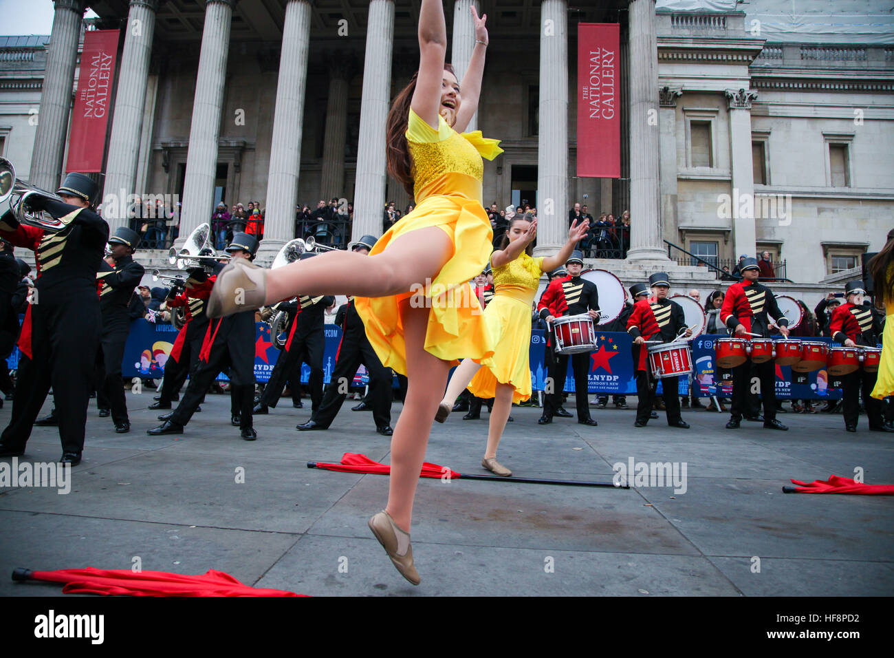 Trafalgar Square, London, Regno Unito 30 Dic 2016. - Etiwanda High School Marching Band dalla California andare attraverso una routine durante la sfilata di Capodanno preparazioni a Trafalgar Square a Londra. Il London sfilata di Capodanno, nel suo trentunesimo anno avrà luogo il 01 gennaio. Londra il primo giorno del nuovo anno Parade, un giro di anni di tradizione, saranno dotati di più di 8.000 artisti provenienti da numerose nazioni. Credito: Dinendra Haria/Alamy Live News Foto Stock