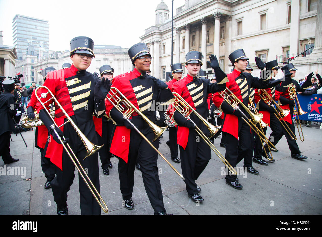 Trafalgar Square, London, Regno Unito 30 Dic 2016. - Etiwanda High School Marching Band dalla California andare attraverso una routine durante la sfilata di Capodanno preparazioni a Trafalgar Square a Londra. Il London sfilata di Capodanno, nel suo trentunesimo anno avrà luogo il 01 gennaio. Londra il primo giorno del nuovo anno Parade, un giro di anni di tradizione, saranno dotati di più di 8.000 artisti provenienti da numerose nazioni. Credito: Dinendra Haria/Alamy Live News Foto Stock